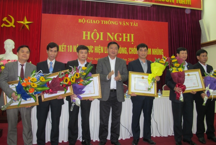 trao-bang-khen- hoi- nghi-PCTN