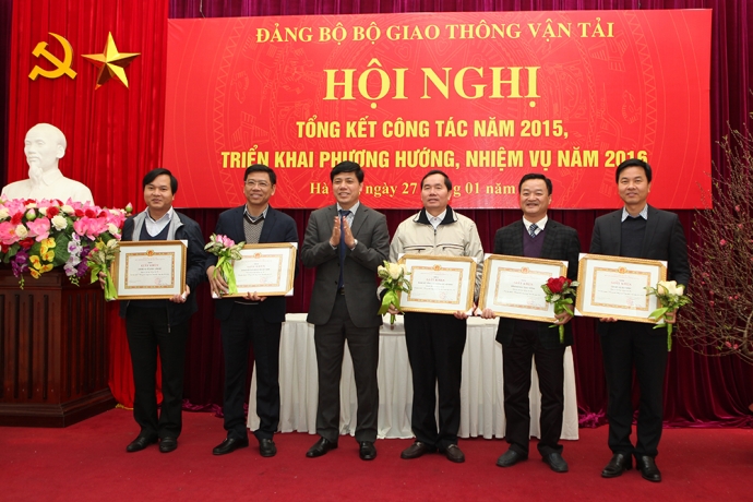 trao-bang-khen-dang-bo-trong-sach-vung-manh