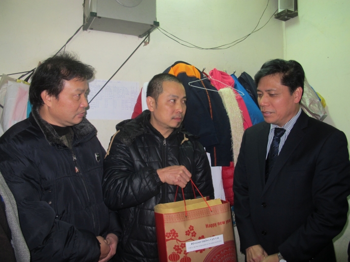 Thu-truong-Dong-tang-qua-cong-nhan-Hai-Au-XNDMHN-