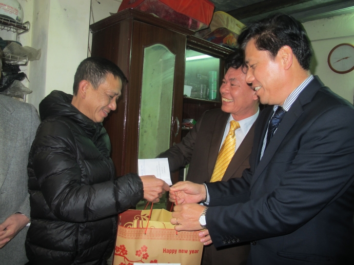 thu-truong-Dong-tang-qua-cong-nhan-XNDMHN