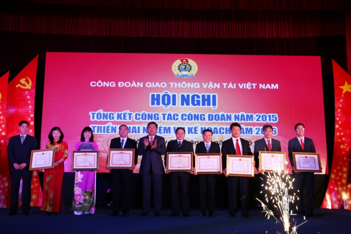 Bo-truong-Thang-trao-bang-khen