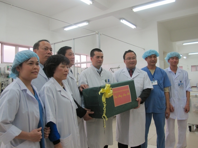 UBATGTQG-tang-qua-tet-BV-Viet-Duc