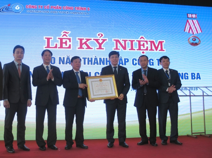 Thu-truong-Dong-trao-quyet-dinh-tang-huan-chuong