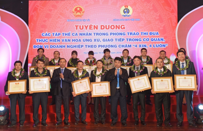 Trao-bang-khen-4xin-4luon-Bo-GTVT