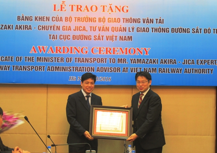 Trao-tang-bang-khen-chuyen-gia-JICA