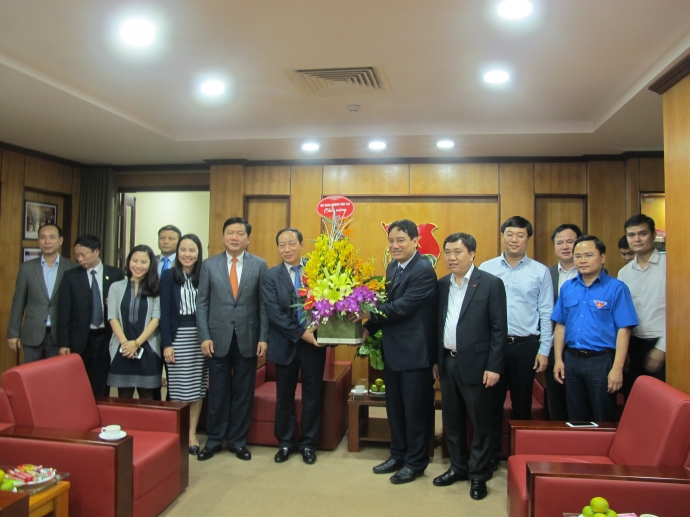 Thu-truong-Truong-chuc-mung-TWDoan