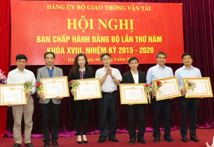 trao -bang-khen-dang-uy-khoi