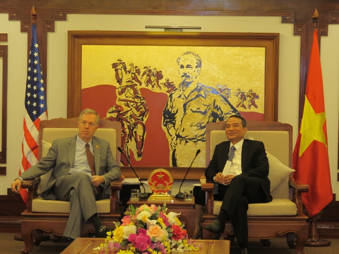 Bo-truong-Nghia-tiep-dai-su-My