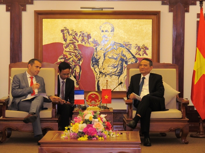 Bo-truong-Nghia-tiep-dai-su-Phap