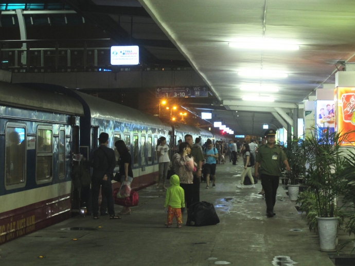 hanh-khach-ga-ha-noi-dip-30-4