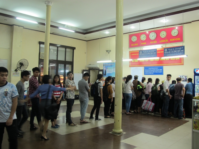 hanh-khach-mau-ve-tai-ga-Ha-noi