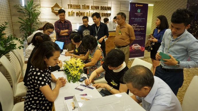 Le boc tham trung xe Mercedes cho KH mua Condotel 