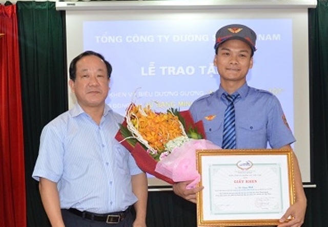 Khen-thuong-nhan-vien-duong-sat-tra-dien-thoai