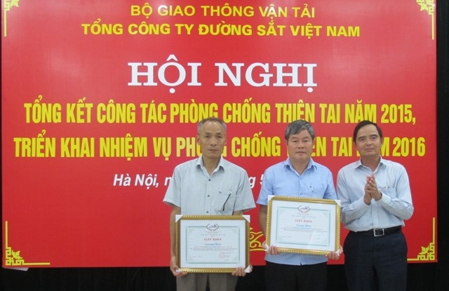 ong-Doi-Sy-Hung-trao-thuong-tap-the-PCLB