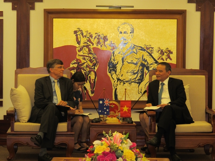 Bo-truong-Nghia-tiep-dai-su-Australia