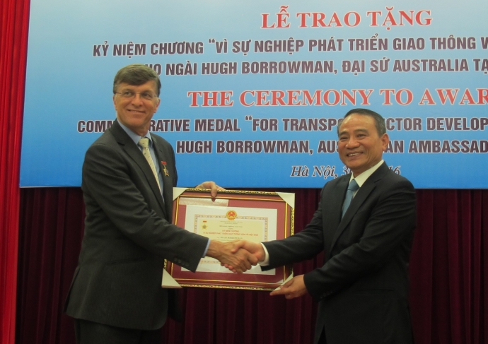 Trao-ky-niem-chuong-cho-dai-su-Australia