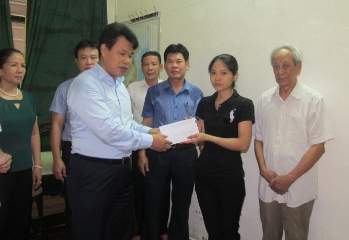 Cong-doan-GTVT-trao-ho-tro-CNLD-XN-Dau-may-HN