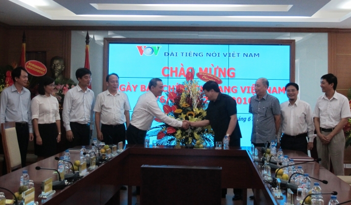 Bo-truong-Nghia-chuc-mung-VOV-ngay21.6