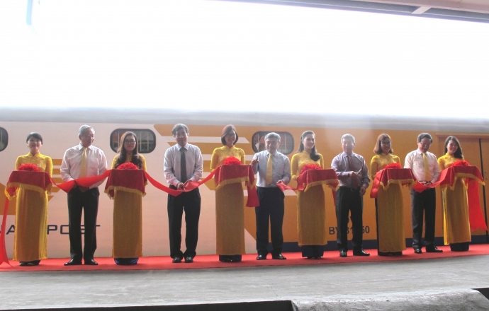 khai-truong-toa-xe-buu-chinh