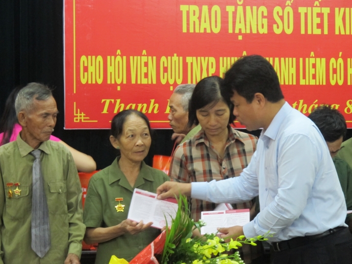 trao-so-tiet-kiem-TNXP-Ha-Nam