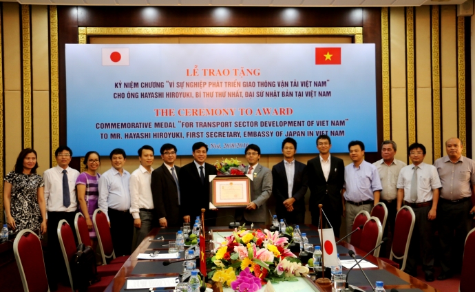 Bo-GTVT-tang-ky-niem-chuong-Bi-thu-thu-nhat-Dai-su