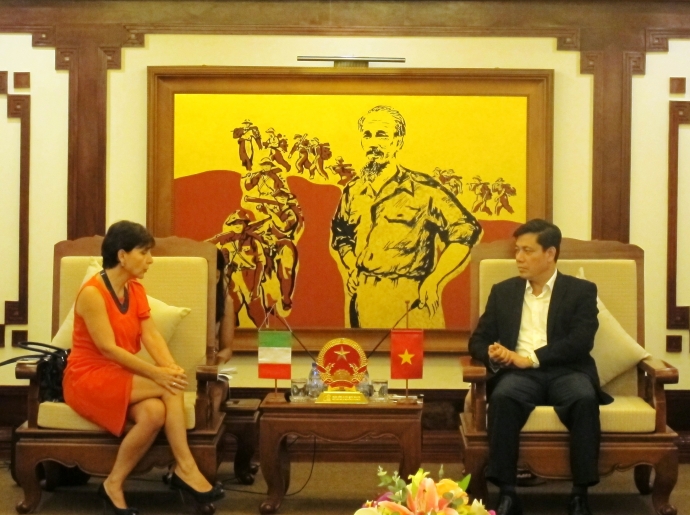 Thu-truong-Bo-GTVT-Nguyen-Ngoc-Dong-tiep-Dai-su-It