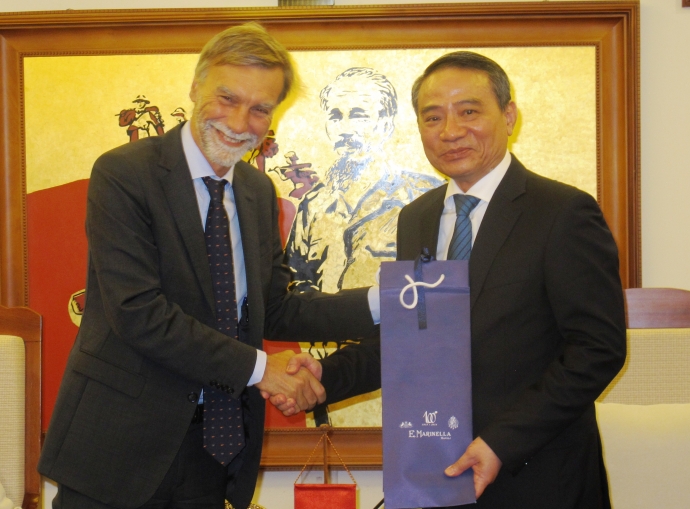 Bo-truong-GTVT-tang-qua-Bo-truong-Italia