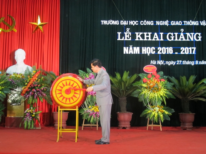 Thu-truong-bo-GTVT-Nguyen-Ngoc-Dong-danh-trong-kha