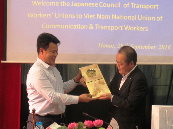 Cong-doan-GTVt-tang-qua-Cong-doan-GTVT-Nhat-Ban