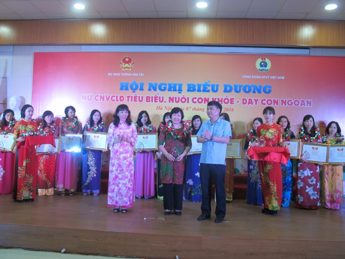 Trao-thuong-nu-CNVCLD-nganh-GTVT