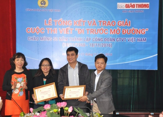 trao-giai-ba-thi-viet-di-truoc-mo-duong