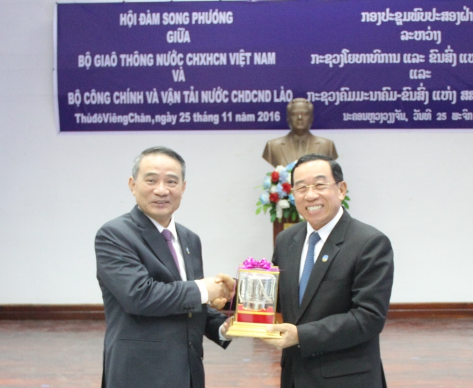 Bo-truong-GTVT-Viet-Lao-trao-qua-luu-niem