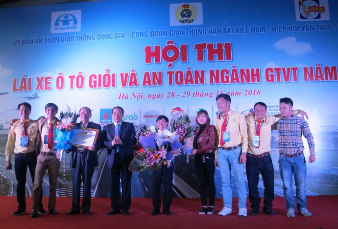 Thu-truong-Bo-GTVT-Nguyen-Hong-Truong-trao-giai-nh