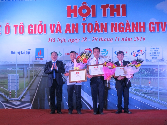 Thu-truong-BoGTVT-Nguyen-Hong-Truong-trao-giai-Nha