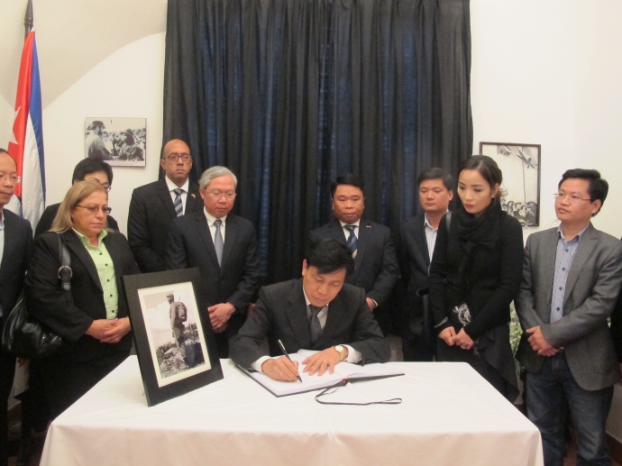 thu-truong-Bo-GTVT-Nguyen-Ngoc-Dong-ghi-so-tang