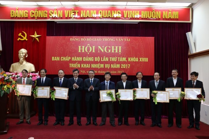 Trao-bang-khen-dang-vien-hoan-thanh-xuat-sac