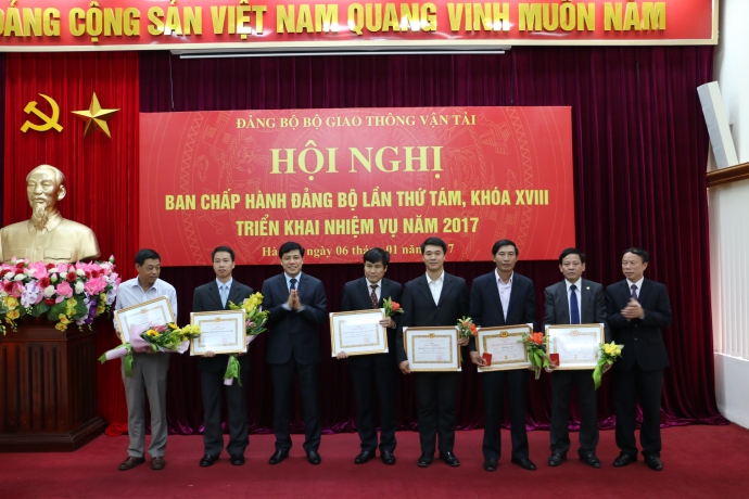 trao-giay-khen-cua-dang-uy-Bo-GTVT