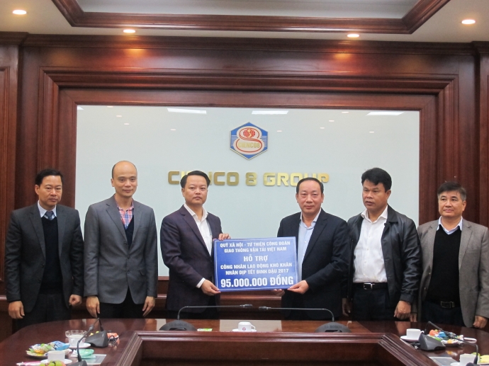 Trao-qua-cong-nhan-ngheo-Cienco8