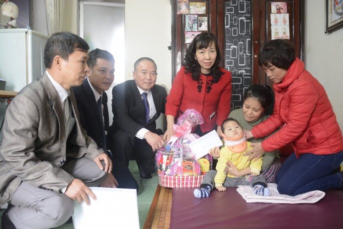 Trao-qua-cong-nhan-kho-khan-cong-ty-co-khi-Thang-L