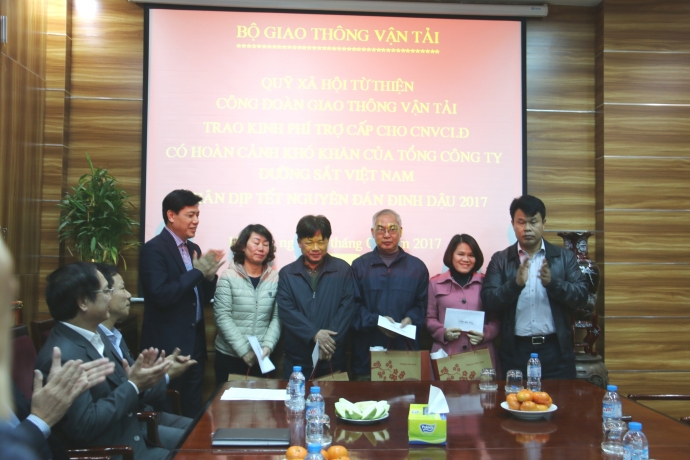 chu-tich-Cong-doan-GTVT-trao-qua-tet-cong-nhan-duo