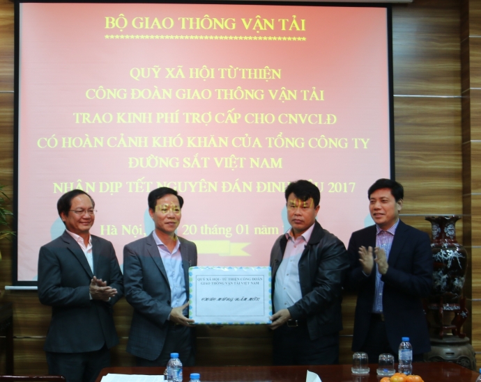 Chu-tich-Cong-doan-GTVT-trao-qua-Tong-cong-ty-Duon