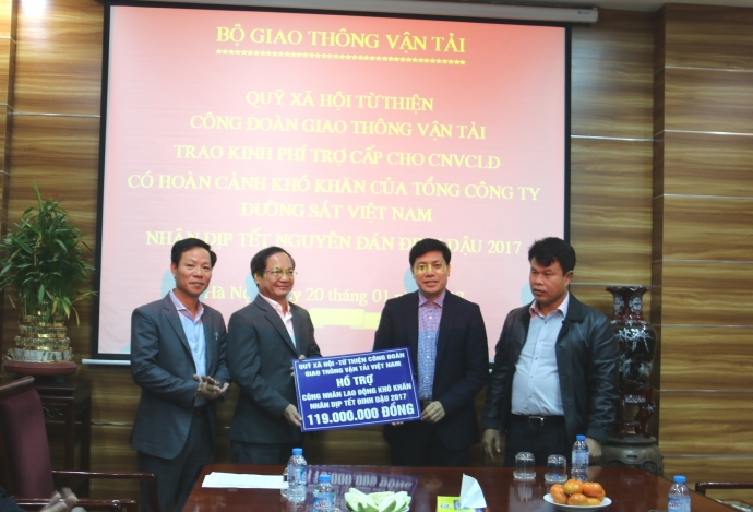 Thu-truong-Dong-trao-qua-tet-nguoi-lao-dong-duong-