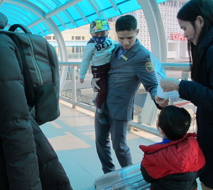 nhan-vien-duong-sat-ho-tro-hanh-khach