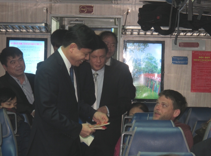 Thu-truong-Dong-mung-tuoi-khach-nuoc-ngoai-di-tau