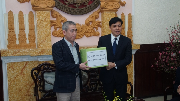 thu-truong-Dong-tang-qua-ga-ha-noi-30tet