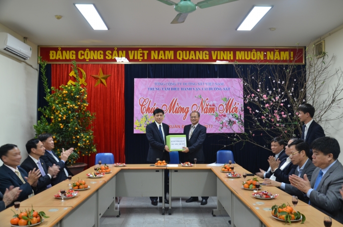 thu-truong-Dong-tang-qua-trung-tam-dieu-hanh-van-t