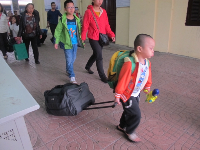 em-be-giup-me-keo-hanh-ly