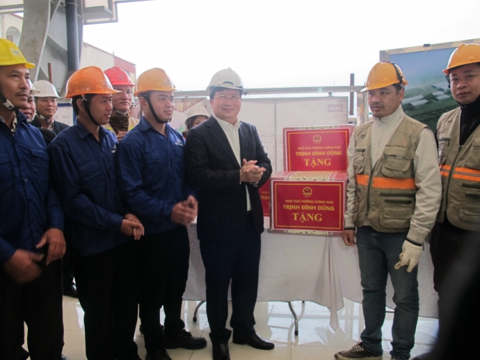 Pho-Thu-tuong-Trinh-Dinh-Dung-tang-qua-cong-nhan-d