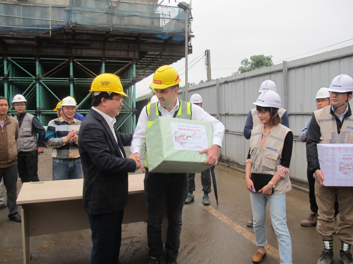 Pho-thu-tuong-Trinh-Dinh-Dung-tang-qua-cong-nhan-d