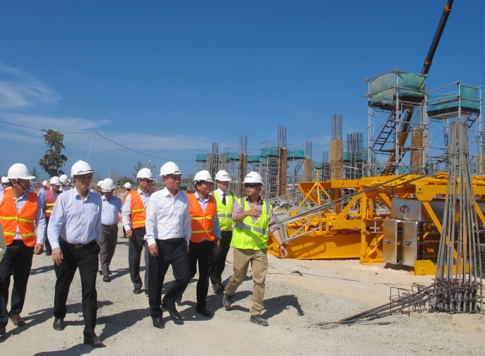 Bo-truong-Nghia-thi-sat-cong-trinh-nha-ga-quoc-te-